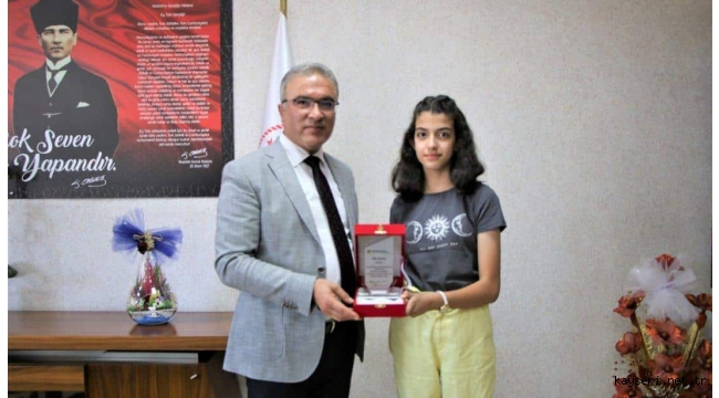 İl Milli Eğitim Müdüründen Başarılı Öğrenciye Plaket