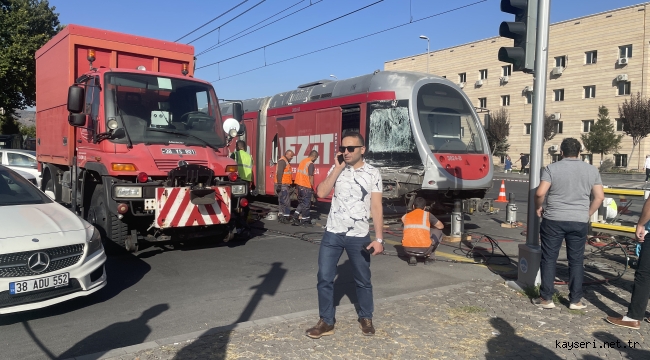 tramvay halk otobüsüyle çarptı...