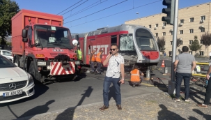 tramvay halk otobüsüyle çarptı...