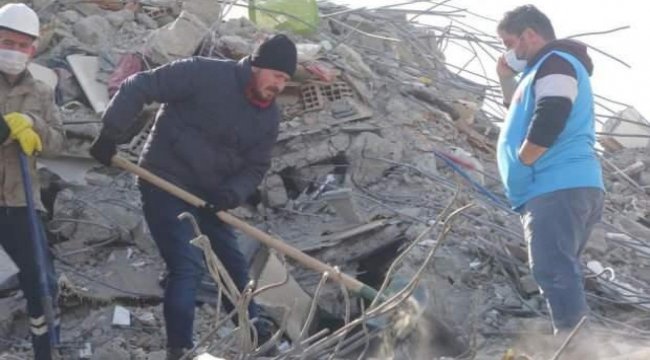 83 saat sonra kurtulduğu enkaz bölgesine kurtarma gönüllüsü olarak gitti