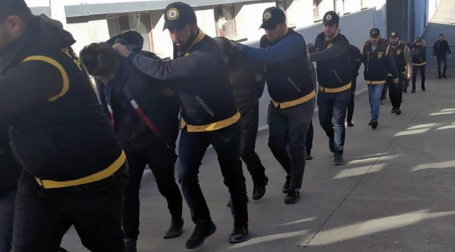 Adana'da boşaltılan hasarlı binalarda hırsızlık yapan 10 şüpheli tutuklandı