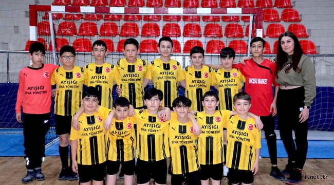 KULÜPLÜ KÜÇÜKLER HENTBOL MÜSABAKALARINDA KUPA TÖRENİ