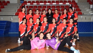KULÜPLÜ KÜÇÜK KADINLAR HENTBOL MÜSABAKALARINDA TEMPO YÜKSELİŞTE