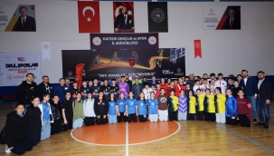 KAYSERİ VALİSİ GÖKMEN ÇİÇEK, HENTBOLCULARLA TALAS’TA BULUŞTU