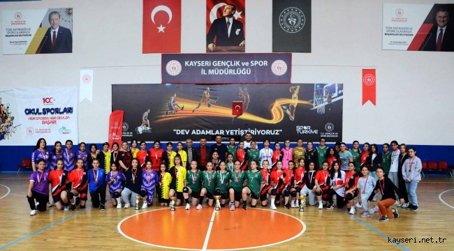 KÜÇÜK KADINLAR HENTBOL MÜSABAKALARINDA ŞAMPİYON KAYSERİ GENÇLİK SPOR