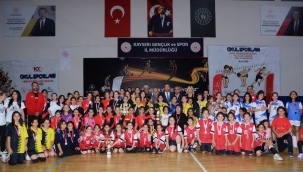 HENTBOL'DE KULÜPLÜ MİNİK KADINLAR KUPALARINI ALDI