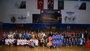 KULÜPLÜ MİNİK ERKEKLER HENTBOL KAYSERİ BİRİNCİLİĞİNDE İZZET ÖKSÜZKAYA ŞAMPİYON OLDU