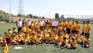 BAŞKAN METİN SÖZÜNÜ TUTTU: ÇOCUKLAR ANTRENMAN MALZEMELERİNE VE FORMALARINA KAVUŞTU