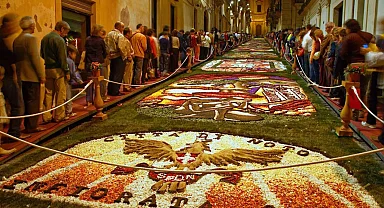 Antalya Çiçek Desenleri Günleri’nde gençler yarışıyor