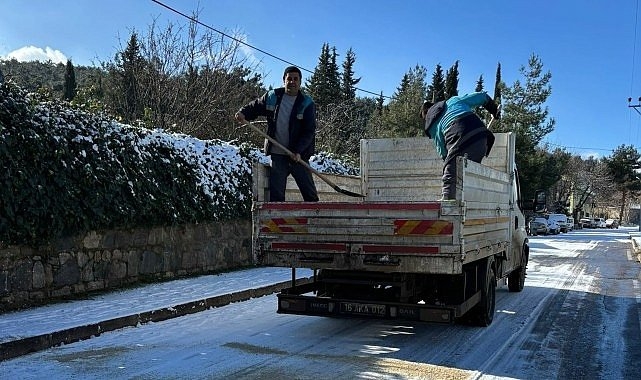 Nilüfer'de yolların açılması için ekipler seferber oldu