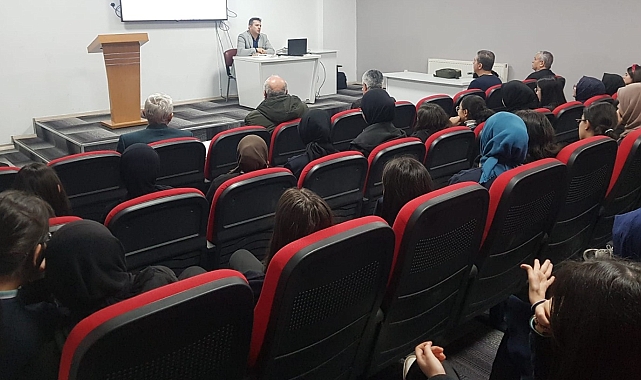 YAZAR OKULU SEMİNERLERİNDE İLYAS HAN ŞAHİN TARİH İLMİNİN ÖNEMİNİ ELE ALDI