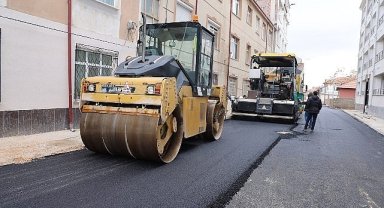 Karaman Belediyesi, yol yapım ve asfalt çalışmalarını ara vermeden, şehrin farklı bölgelerinde sürdürüyor.