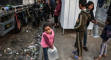 Katil İsrail, Gazze'de su doldurmaya çalışan çocuklara saldırdı: 1 çocuk hayatını kaybetti