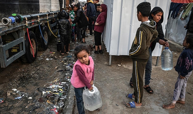 Katil İsrail, Gazze'de su doldurmaya çalışan çocuklara saldırdı: 1 çocuk hayatını kaybetti