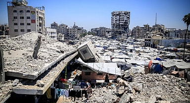 Soykırımcı İsrail ordusu Gazze Şeridi'nde bina ve yapıları yerle bir ediyor