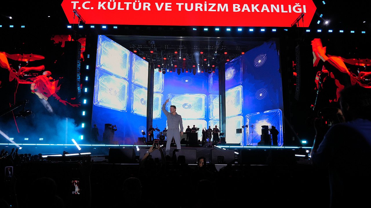 SİNAN AKÇIL ERZURUM’U AYAĞA KALDIRDI