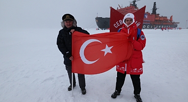 ULUSLARARASI KEŞİF GEZİSİNE KATILAN TÜRK GENÇ, KUZEY KUTBU’NDA TÜRK BAYRAĞINI DALGALANDIRDI