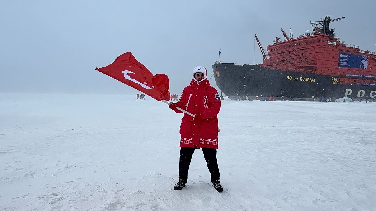 ULUSLARARASI KEŞİF GEZİSİNE KATILAN TÜRK GENÇ, KUZEY KUTBU’NDA TÜRK BAYRAĞINI DALGALANDIRDI